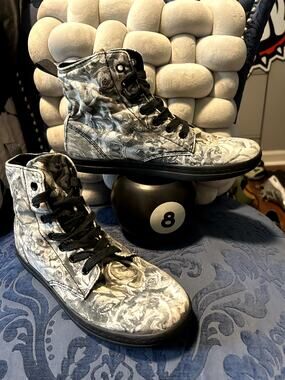 Dr Martens Hackney Black & White Skull Roses size 8/EU 39